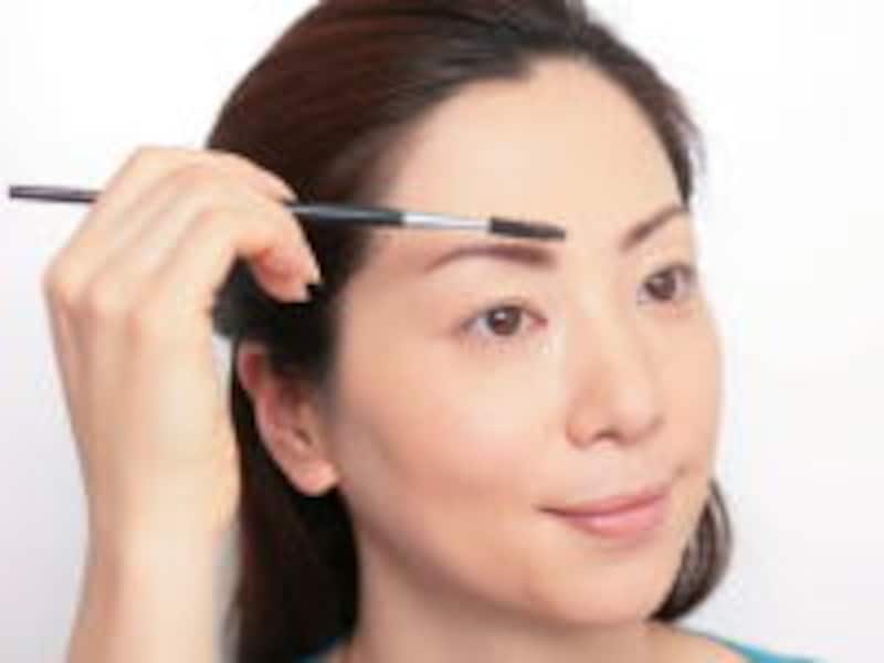 眉毛の流れを上向きに