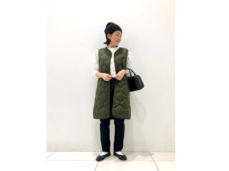 肌寒い時にヒップやお腹までしっかりカバーするロングベストがあると心強い　出典：StyleHint