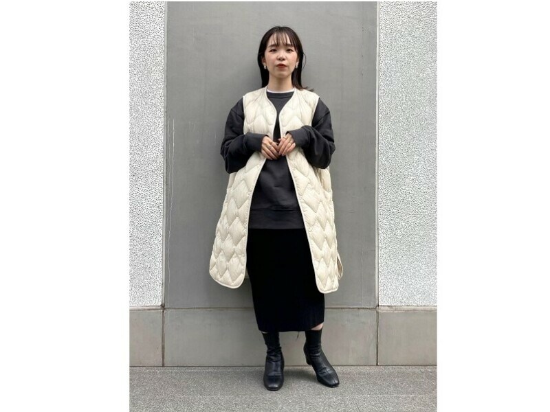 ロング丈のベストはスカートと合わせても今っぽいのが◎　出典：StyleHint