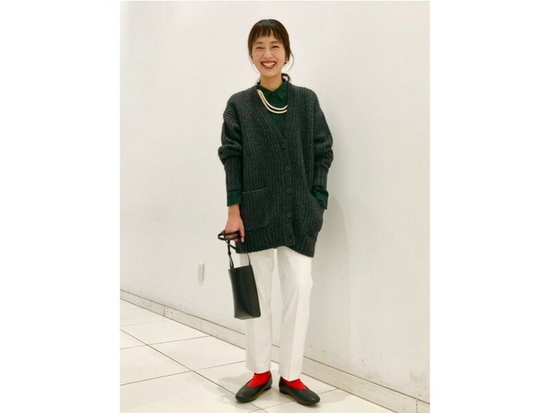 ホワイトパンツと合わせてざっくりしたカーデをスタイリッシュに　出典：StyleHint