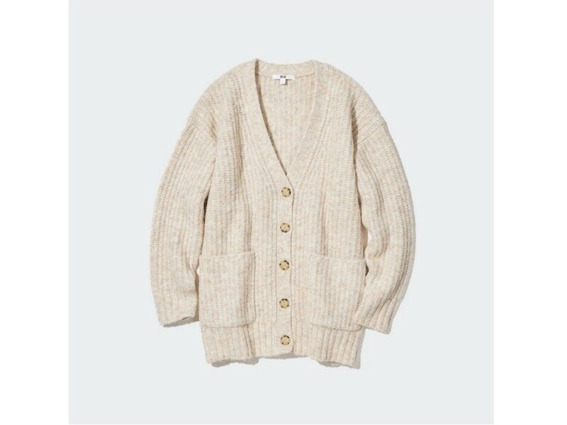 ユニクロ　ローゲージVネックカーディガン　3990円（税込）