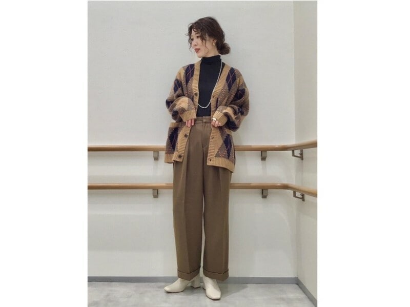 アーガイル柄がポイントのメンズカーデはコーデの主役にぴったり　出典：StyleHint