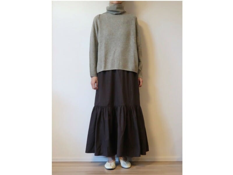 【NGコーデ】ウエストまわりにギャザーがたくさん入っているスカートは、全体的に大きく見える場合も