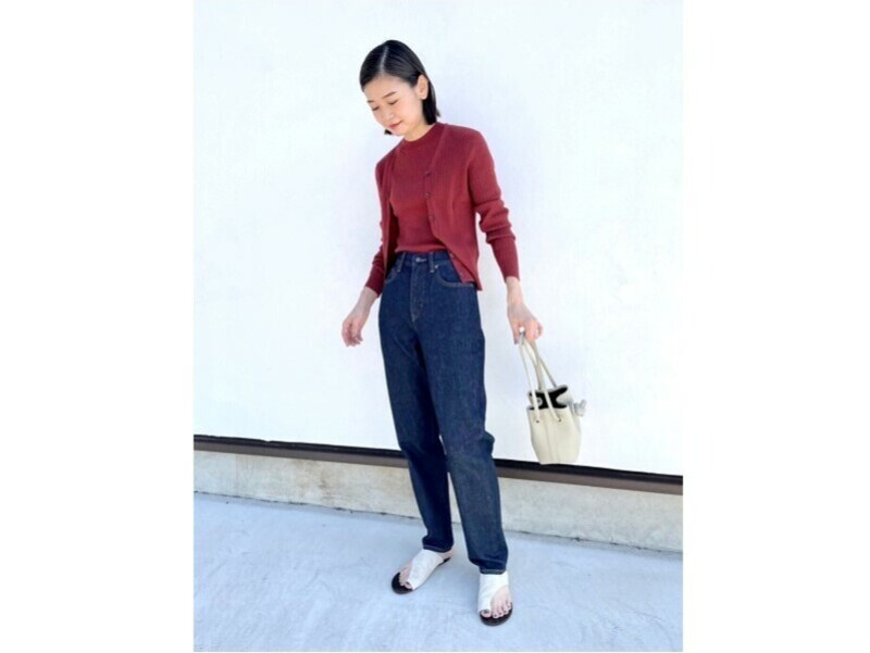 中のトップスも揃えるとアンサンブル風コーデに　出典：StyleHint