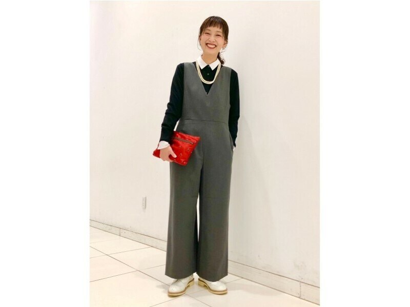 前を閉じてニット風に着て、サロペットのインナーにしても◎　出典：StyleHint