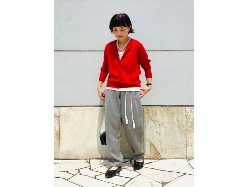 大きめサイズのボタンを留めてゆったりニット風に　出典：StyleHint