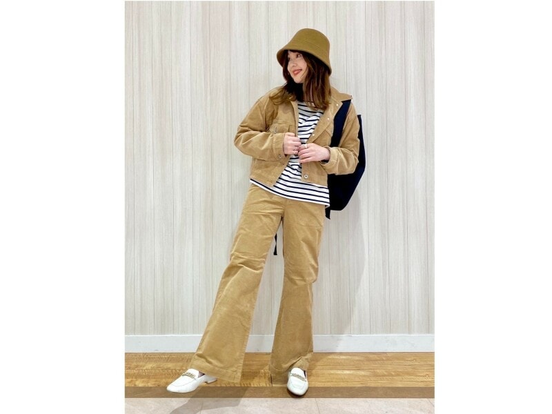 ハットと洋服を同系色で揃えて秋の大人カジュアルコーデ　出典：StyleHint