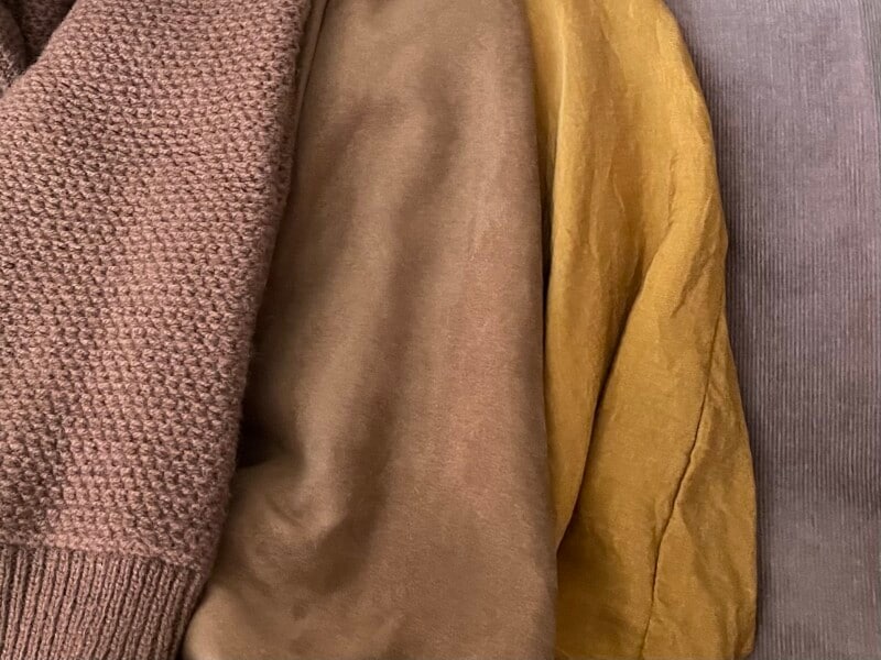 ブラウンやカーキなどのアースカラーは幅広いトーンの中から顔映りがいい色を選んで