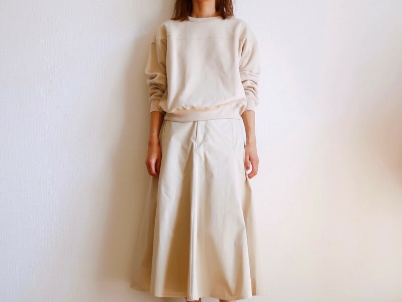 【OKコーデ】硬めでハリのある素材のフレアスカートはボリュームが出やすいのでトップスは短めやジャスト丈が◎