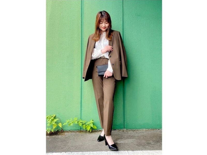 セットアップとして着られるジャケットと合わせてきれいめコーデに 出典:StyleHint