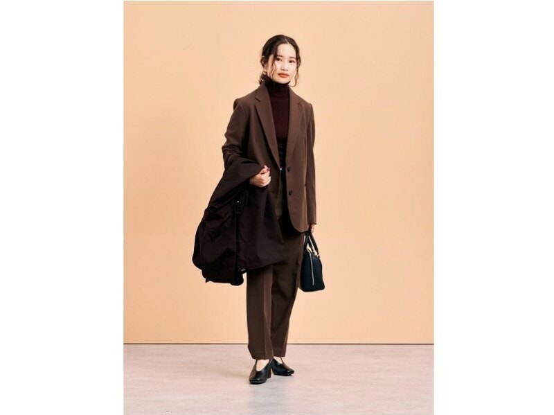 同じアイテムでもブラウンのワントーンで揃えるだけで洗練された印象に　出典：StyleHint