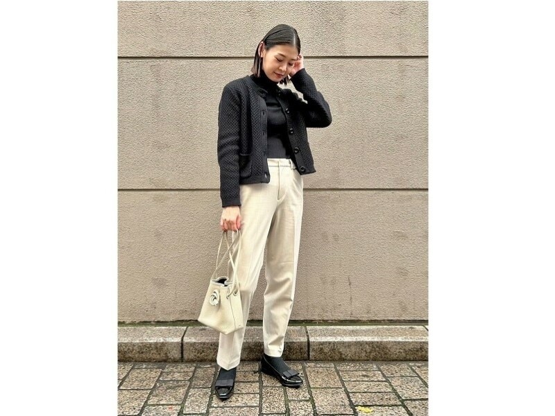 モノトーンでまとめたおしゃれなオフィスカジュアルコーデ 出典:StyleHint