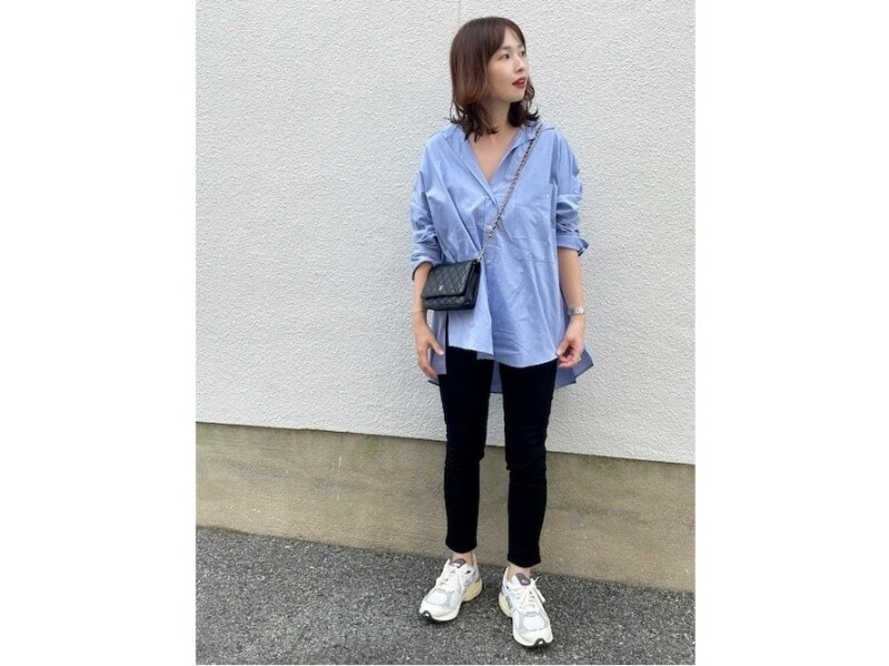 清潔感のあるブルーシャツとスニーカーは相性抜群！　出典：WEAR