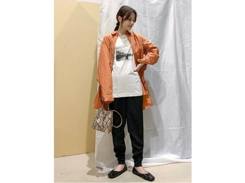 黒のジョガーパンツはカジュアルにもきれいめにも着られます　出典：WEAR