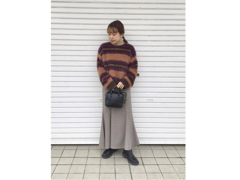 ニットと合わせたワンツーコーデでもシルエットの今っぽさが際立ちます　出典：StyleHint