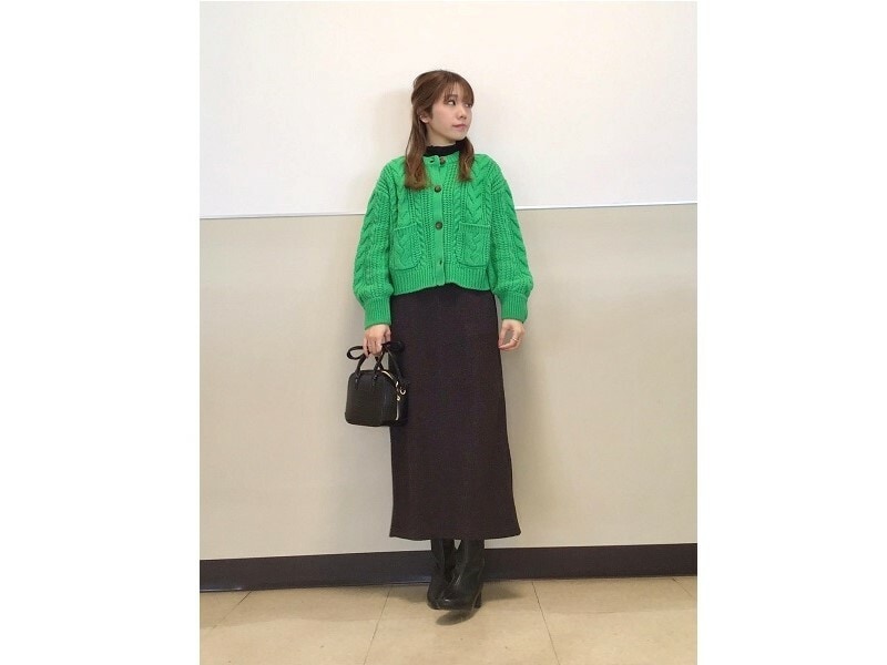 カラーニットとも相性抜群！ 合わせやすくて着やせ効果も高いナロースカート　出典：StyleHint