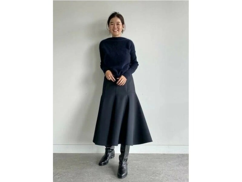 ミモレ丈のスカートにロングブーツを合わせて旬のバランスに　出典：WEAR