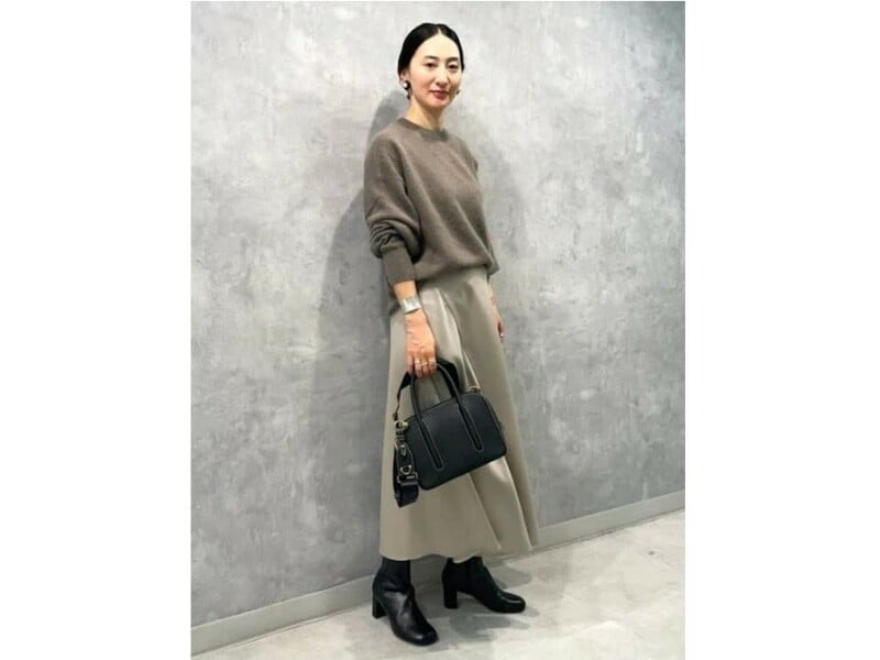 わずかにトーンの違う絶妙な色合いのブラウンコーデを黒ブーツで締めて　出典：WEAR