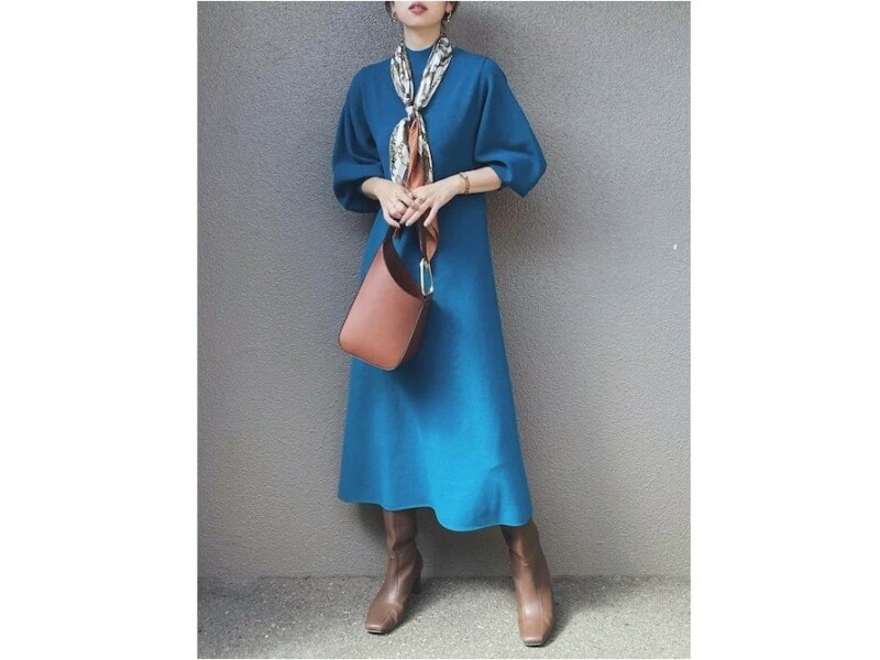 きれい色やプリントなど華やかアイテムとベーシックなブラウンブーツは相性◎　出典：WEAR