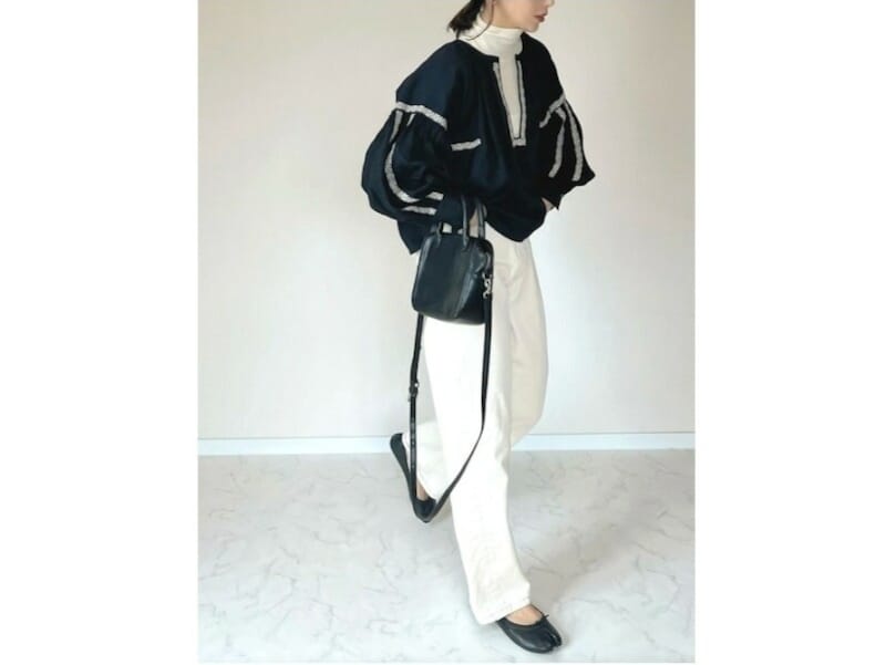 上下白のコーデの上からブラックのトップスをプラスして縦長に 出典:WEAR