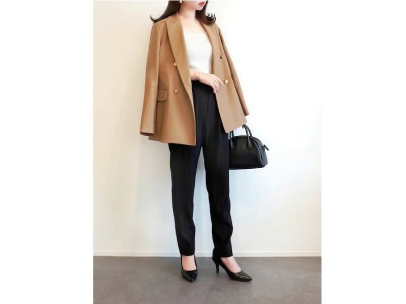 ベージュのジャケットを肩にかけて秋らしい色使いに　出典：WEAR
