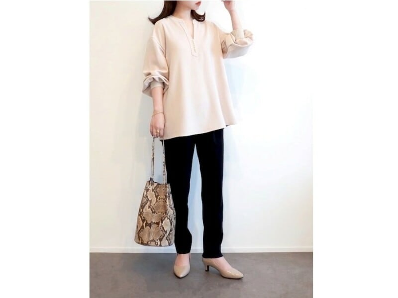 シンプルな黒のテーパードパンツもブラウスでフェミニンコーデに　出典：WEAR