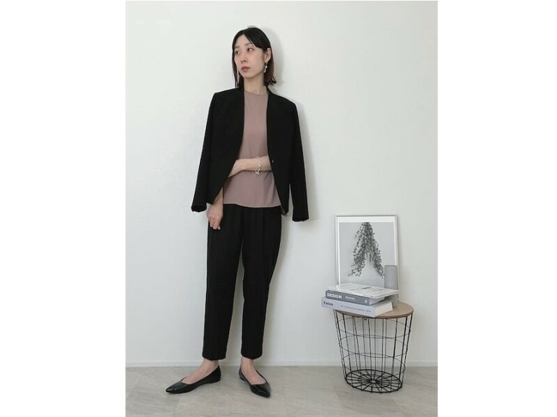 首元がすっきりしているノーカラーのジャケットは洗練された印象に　出典：WEAR