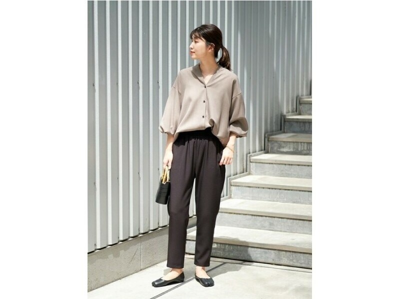 肌色に馴染みつつほんのり秋らしさもあるグレージュのバルーン袖シャツと　出典：WEAR