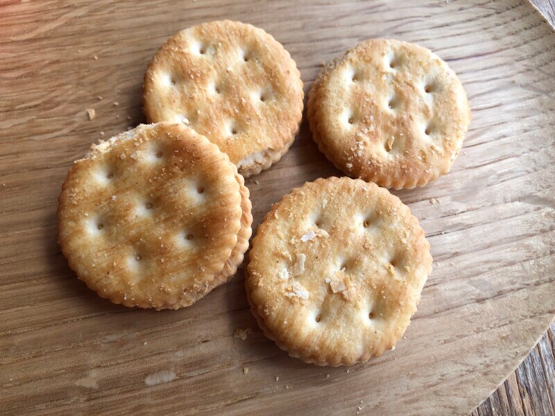 「クラウン　ポトーチーズタルト」はクラッカーにチーズクリームがサンドされている