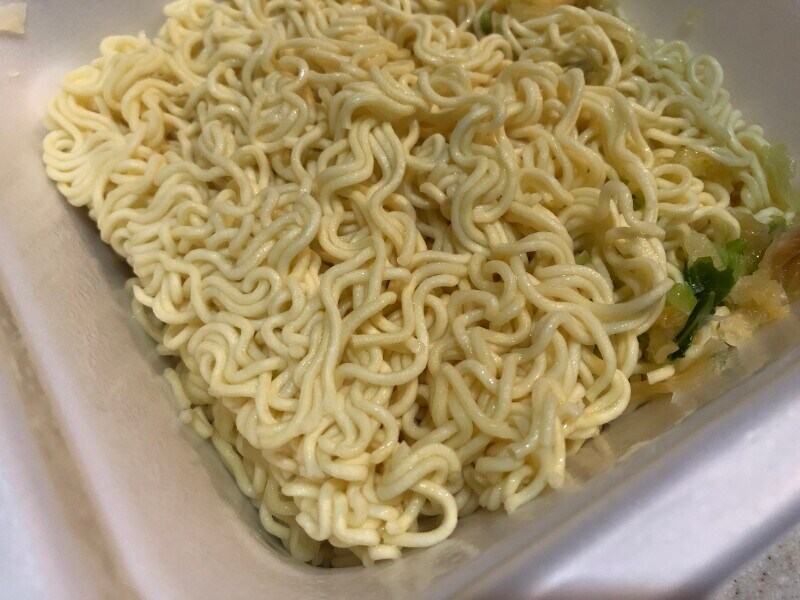 湯切りをした状態。めんは柔らかい