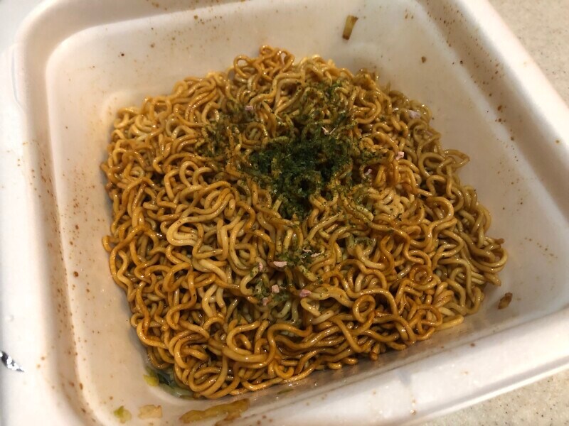 粉末ソースや特性油を加えて、ふりかけをかけて完成