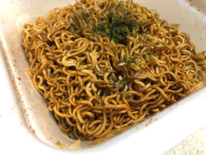 セブンイレブンの「1分湯戻し 大盛ソース焼そば」はソースの辛味がなく食べやすい