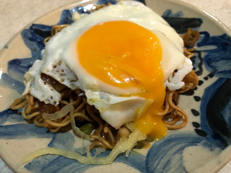 セブンイレブンの「1分湯戻し 大盛ソース焼そば」に目玉焼きトッピング