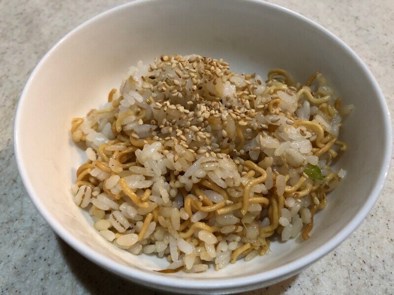 セブンイレブンの「1分湯戻し 大盛ソース焼そば」でそば飯