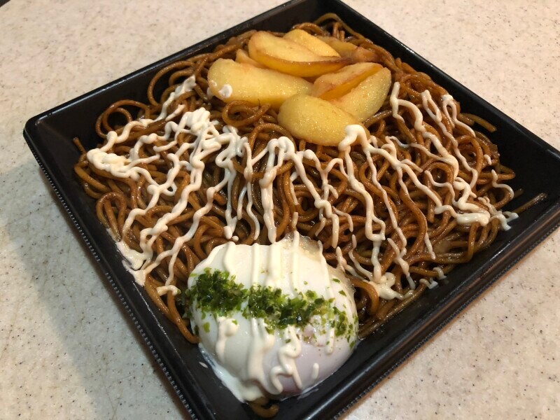 「ポテト入り焼きそば　半熟玉子のせ」