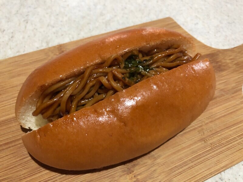「香味ソースの焼きそばパン」は焼きそばたっぷり！