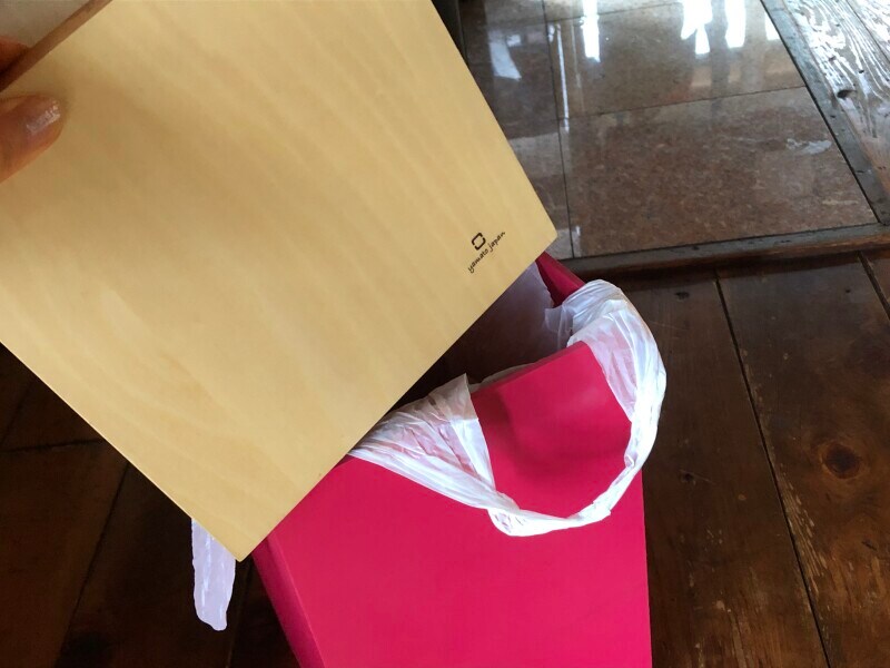 ごみ箱の種類によっては、「ダイソーのスーパーさんのお買い物袋　LL」が見えてしまう