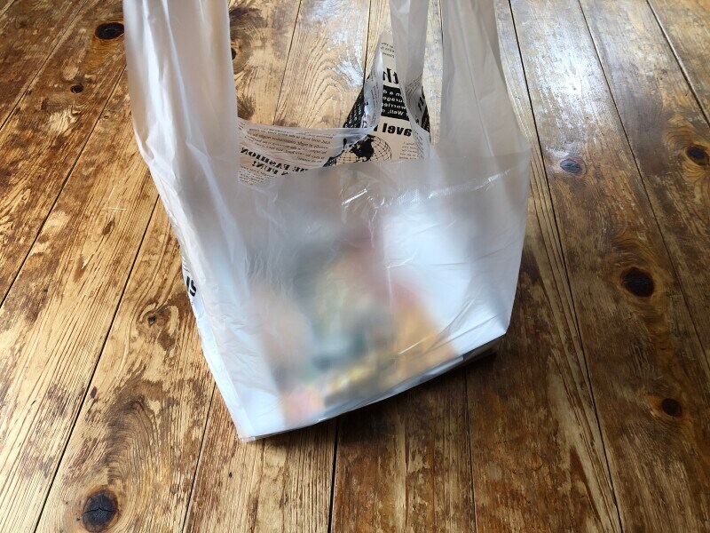 「セリアで買える、新聞・雑誌整理袋」は持ち手があるから使いやすい