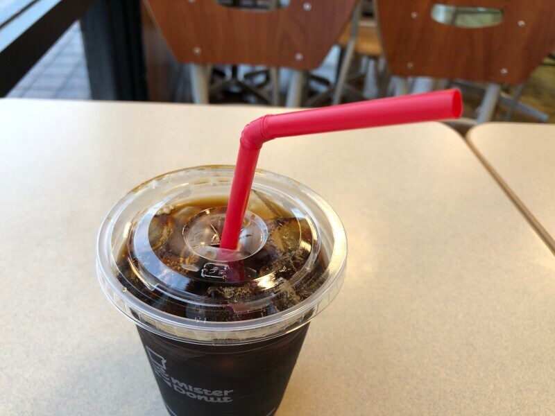 ミスドの「ミスド アイスコーヒー」のストローは折り曲げられるタイプ