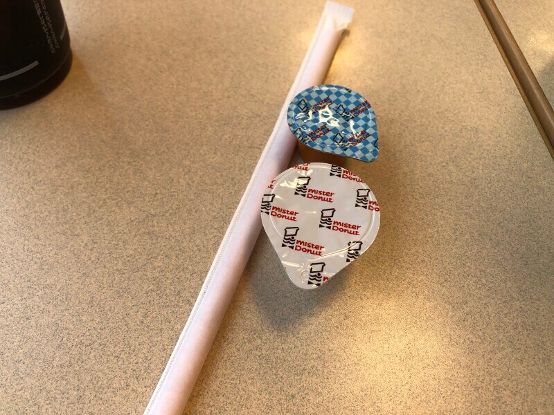 ミスドでは「ミスド アイスコーヒー」に使えるガムシロップやミルクをもらうことができる