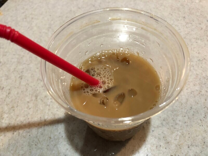 ミスドの「ミスド アイスコーヒー」にガムシロップとミルクを入れて、甘くマイルドな味に
