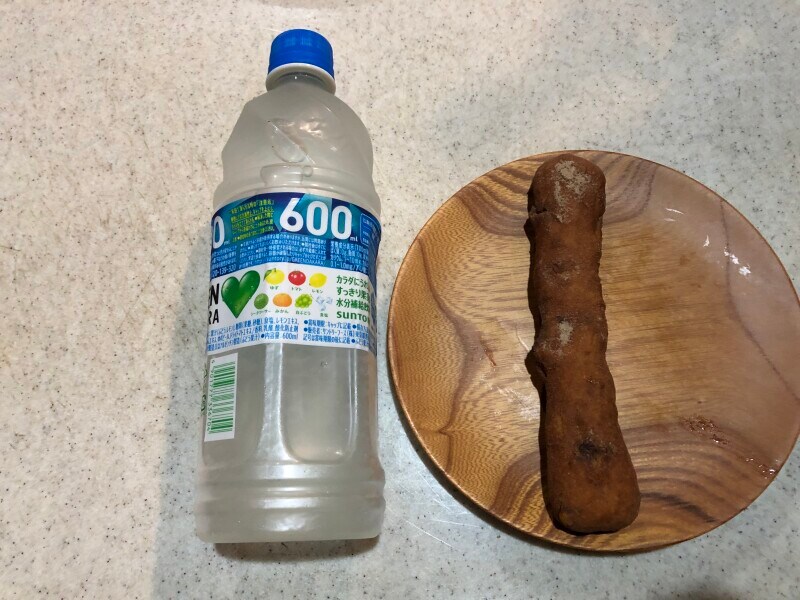 ミスドの「もっちりフルーツスティックシナモン」と600mlのペットボトルでサイズ比較