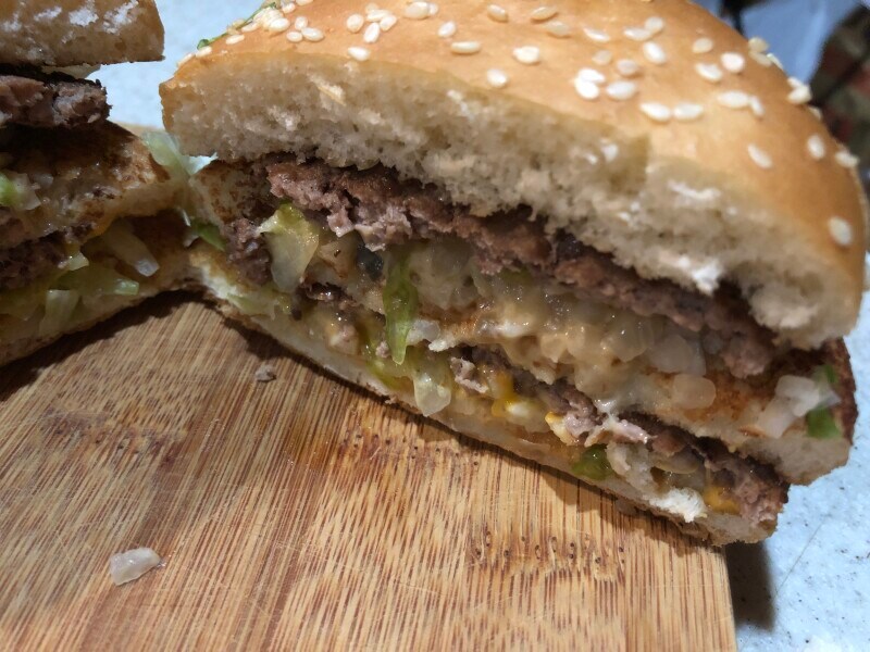 マクドナルドの「ビッグマック」を半分にカット