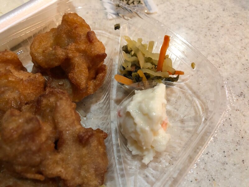 ほっともっとの「特から揚弁当」は、ポテトサラダ、漬物、から揚スパイス小袋もある