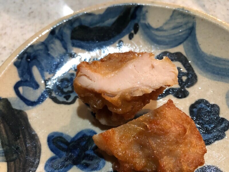 ほっともっとの「特から揚弁当」の唐揚げは、衣も薄め