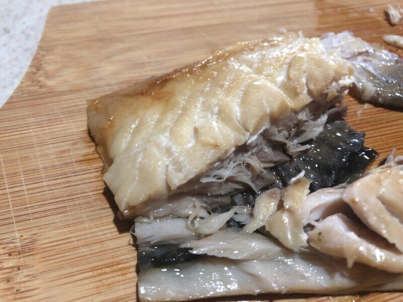 セブンイレブンの「さばの塩焼き」は骨なしになっているので食べやすい