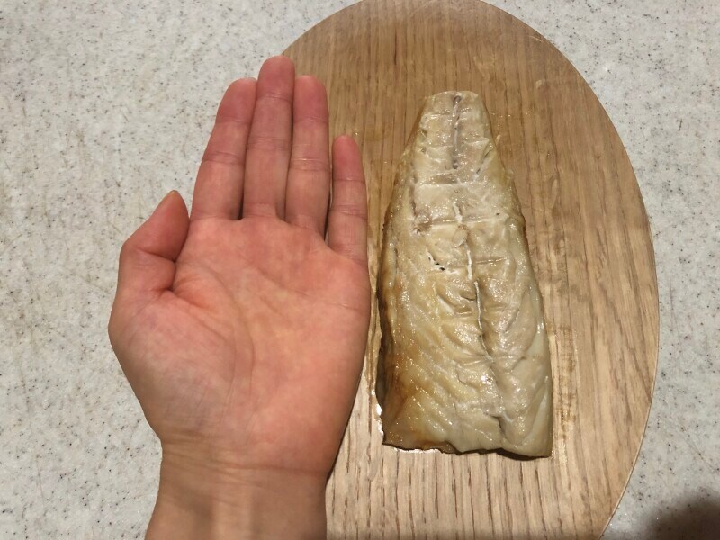 セブンイレブンの「さばの塩焼き」の長さは、女性の手のひらほど