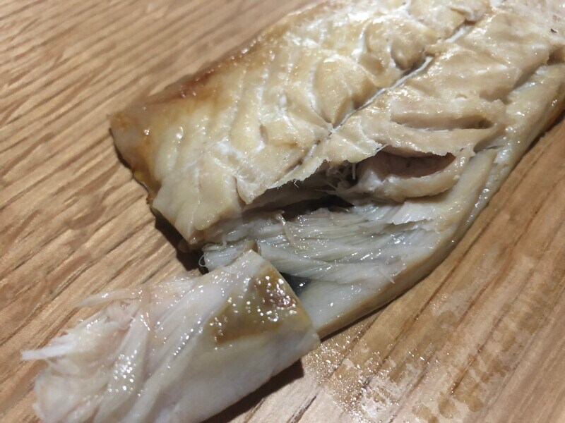 セブンイレブンの「さばの塩焼き」は、脂が乗った美味しいさば。ご飯もすすむ