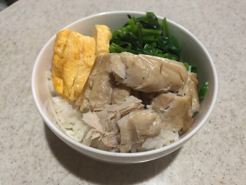 セブンイレブンの「さばの塩焼き」を使用した三色丼