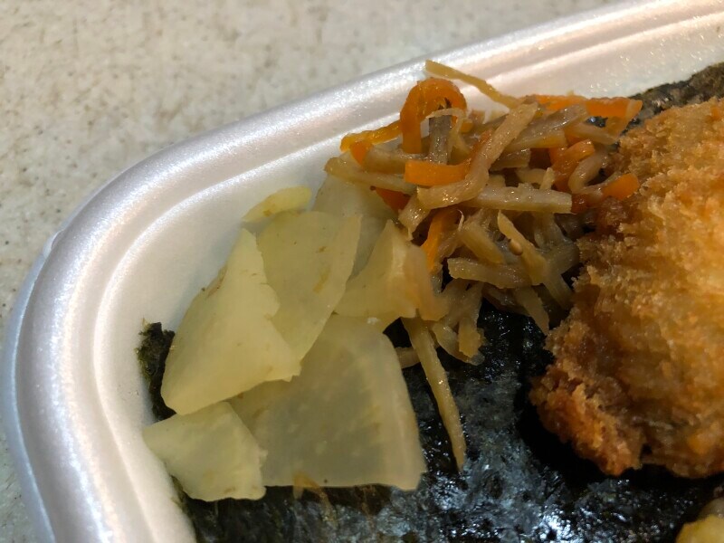 ほっともっとの「のり弁当」のきんぴらと漬物
